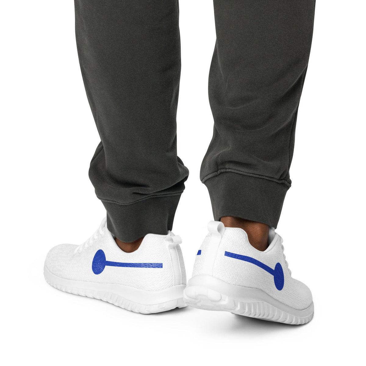 àthlon La Italia™: sneakers bianche da uomo indossate, vista posteriore di tre quarti con “I” blu. Noi siamo il nuovo premium!