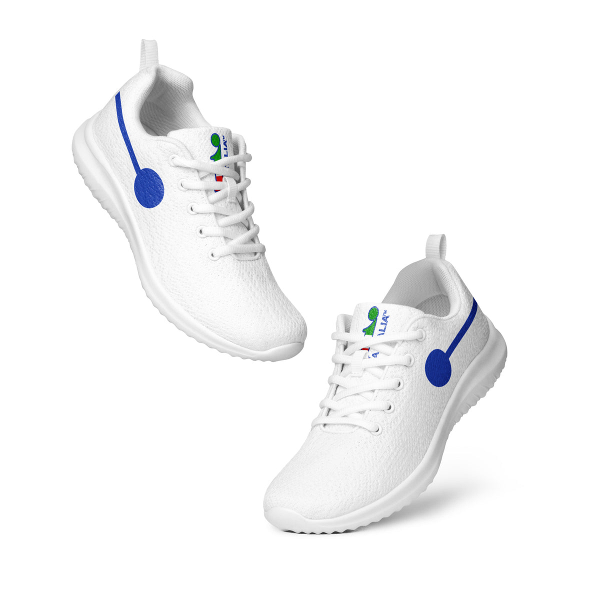 àthlon La Italia™: sneakers bianche da uomo disposte in diagonale, con “I” stilizzata blu. Wear Your Best Version.
