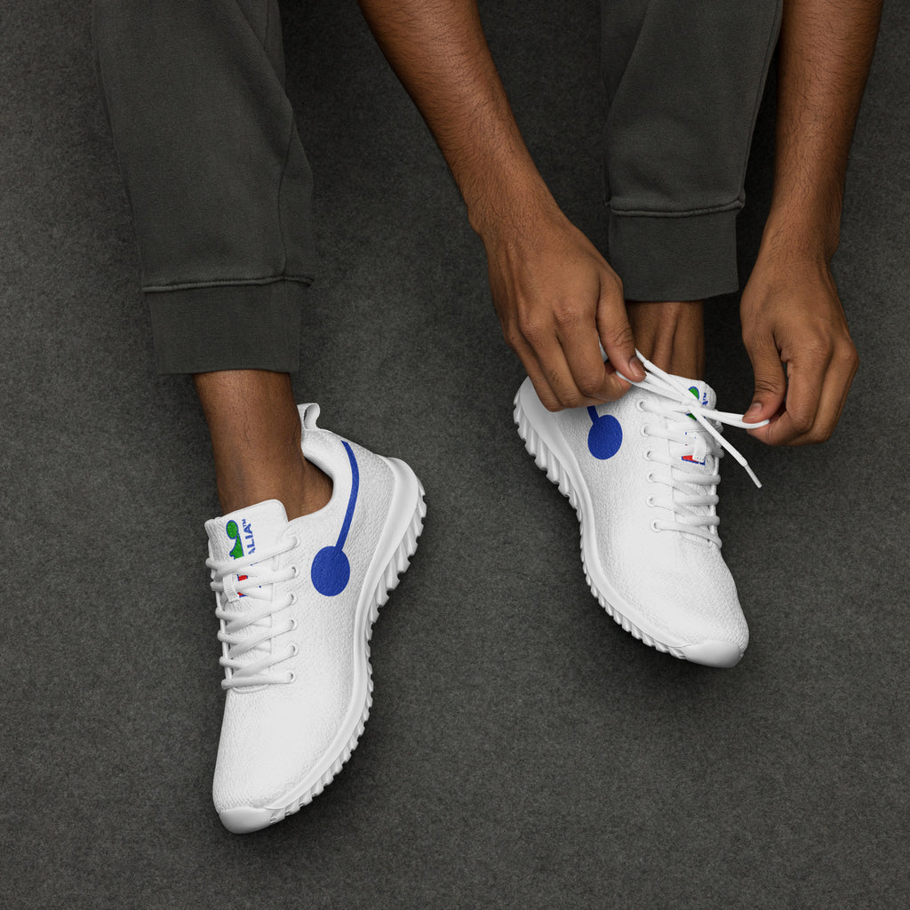 àthlon La Italia™: sneakers bianche da uomo leggere, morbide e comodissime, indossate mentre vengono allacciate.