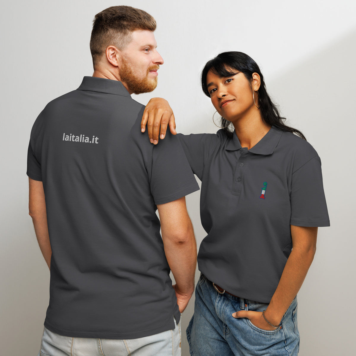 Polo La Italia™ Grigio Scuro - retro coppia | polo italiana premium unisex grigio scuro | brand italiano | La Italia
