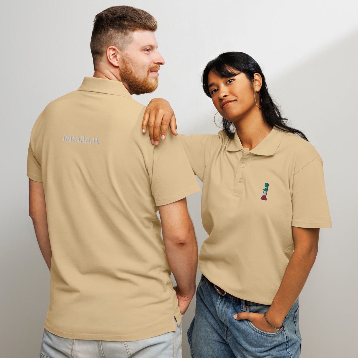 Polo La Italia™ Sabbia - retro coppia | polo italiana premium unisex sabbia | brand italiano | La Italia

